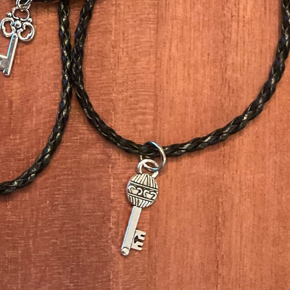 Set of 6 bracelets with key charms, just made! - Picture 3 of 3